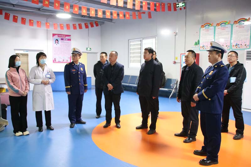 2024年1月31日下午，臨沂高新區(qū)黨工委委員、管委會(huì)副主任馬騰飛（右四），應(yīng)急局黨組書記、局長(zhǎng)吳蘭廣（左四），消防大隊(duì)政治教導(dǎo)員高以磊（左三）一行蒞臨兒童早期發(fā)展部指導(dǎo)工作.jpg