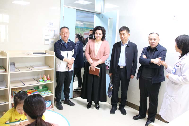 2024年4月23日，省紀(jì)委監(jiān)委派駐莒南縣洙邊鎮(zhèn)第一書記、省紀(jì)委監(jiān)委駐省工業(yè)和信息化廳紀(jì)檢監(jiān)察組副組長、一級調(diào)研員孫寬亮（右三），莒南縣洙邊鎮(zhèn)衛(wèi)生院院長羅永桂（右二）等一行蒞臨兒童早期發(fā)展部參觀指導(dǎo)工作.jpg