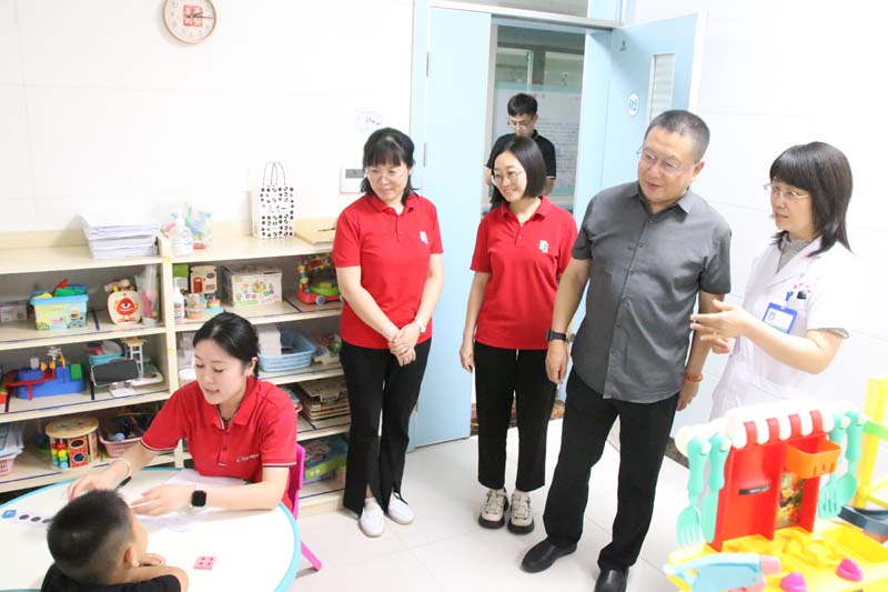 2024年6月14日，山東省衛(wèi)生經(jīng)濟(jì)協(xié)會會長，山東省醫(yī)學(xué)會副會長，山東省衛(wèi)生健康委員會二級巡視員、醫(yī)療管理服務(wù)中心原黨委書記、主任王愛杰（右二）蒞臨兒童早期發(fā)展部參觀指導(dǎo)工作.jpg